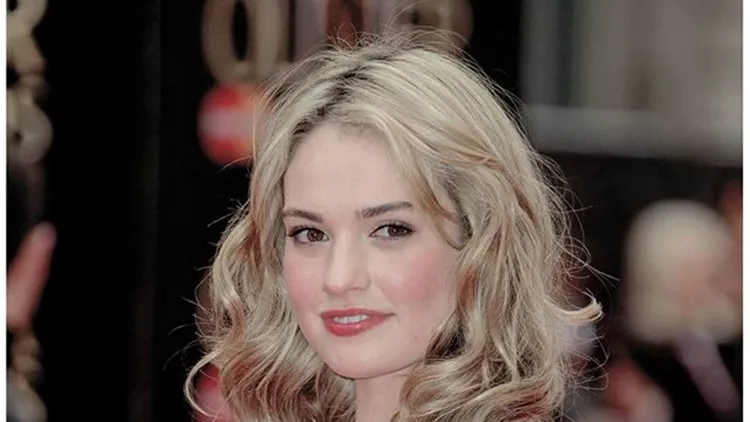 Lily James- Το πιο sexy χαμόγελο.